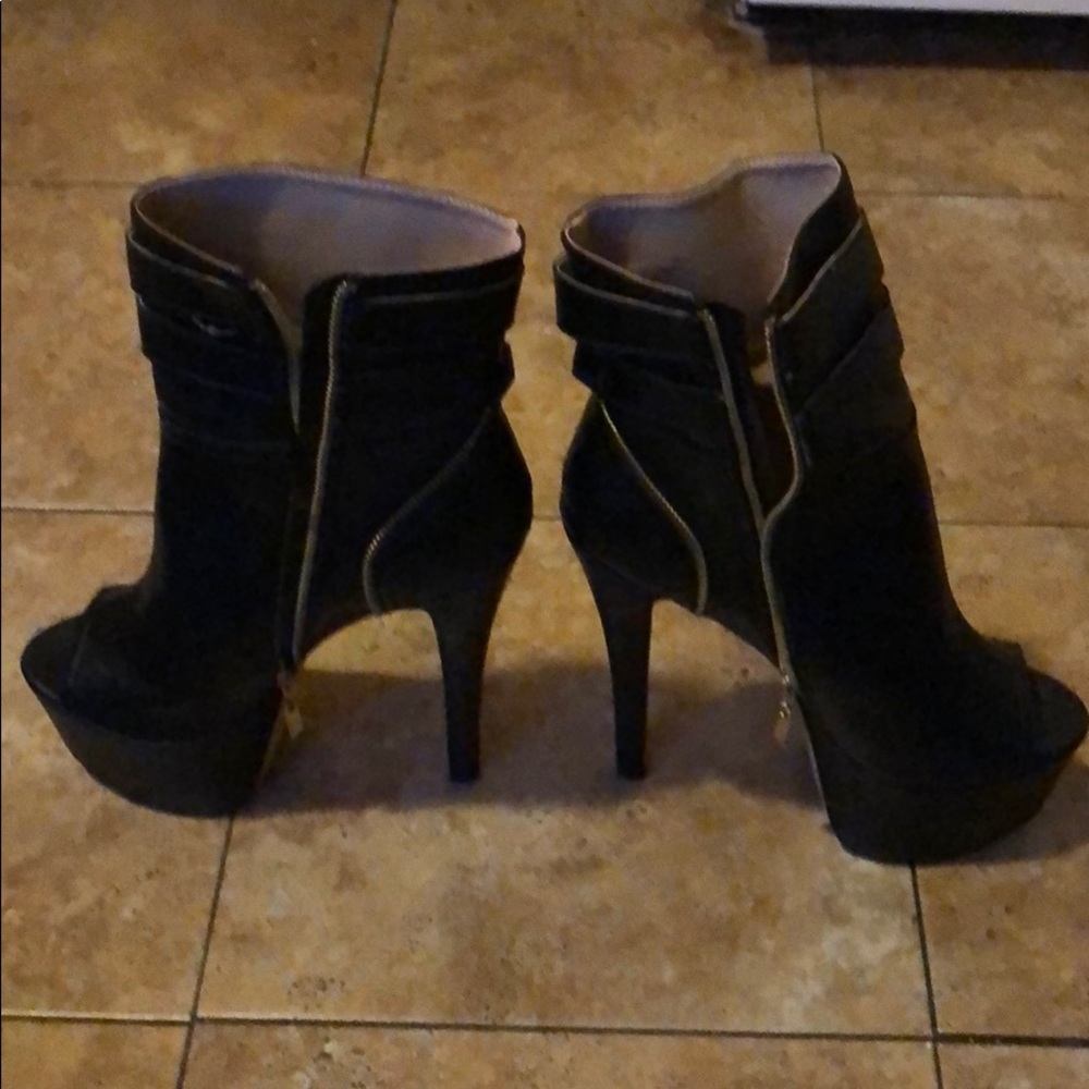 HEELS - Picture 2 of 5